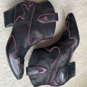 ISOLA 6406001 Women's Bootie Western Ankle
Boots Black Red Leather Size